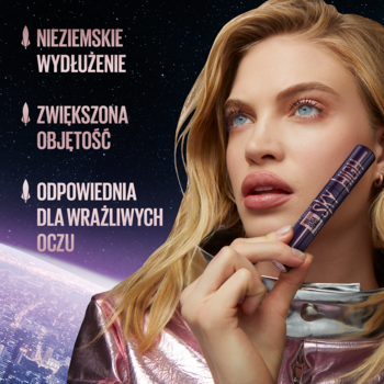 Blondynka trzyma Maybelline Lash Sensational Sky High Plum Twilight, tusz wydłużający, na tle gwiezdnego kosmosu.