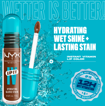 NYX Lip I.V. Hydrating Gloss Stain Splash N Spice, otwarty z aplikatorem, na tle błękitnych kropel wody.