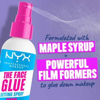NYX The Face Glue Setting Spray w białej butelce z różową nakrętką, rozpylający mgiełkę. Z syropem klonowym.