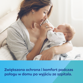 Uśmiechnięta matka karmiąca piersią śpiące dziecko w łóżku, symbol komfortu po porodzie z Canpol babies.