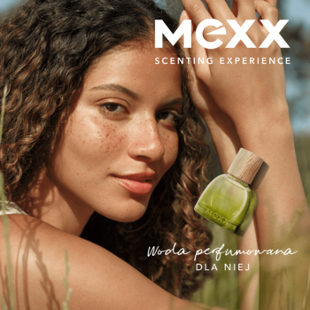 Młoda kobieta w naturalnym otoczeniu z zieloną butelką Mexx Woda perfumowana Inspired Nature dla niej.