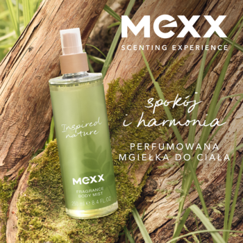 MEXX Inspired Nature mgiełka do ciała w zielonej butelce z recyklingu, widok z przodu, na tle drewna i mchu.