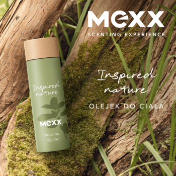 Olejek do ciała MEXX Inspired Nature w zielonej butelce z drewnianą nakrętką, na pniu drzewa i mchu.