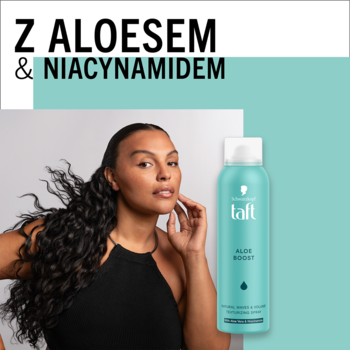 Turkusowy spray Taft Aloe Boost z aloesem i niacynamidem, trzymany przez kobietę z bujnymi kręconymi włosami, widok z przodu.
