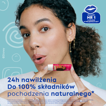 Uśmiechnięta kobieta prezentuje pomadkę NIVEA Watermelon Sorbet Vaiana, 24h nawilżenie, naturalny skład.