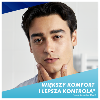 Młody mężczyzna z gładką twarzą, dotykający podbródka, w reklamie maszynki Gillette Sensor 3+ Comfort.