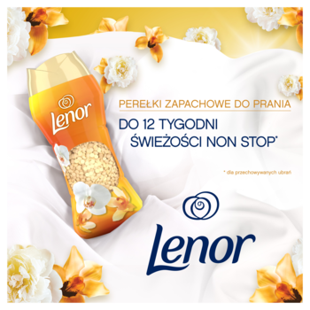 Pomarańczowo-złote perełki zapachowe do prania Lenor Gold Orchid & Vanilla, na białej tkaninie z kwiatami.