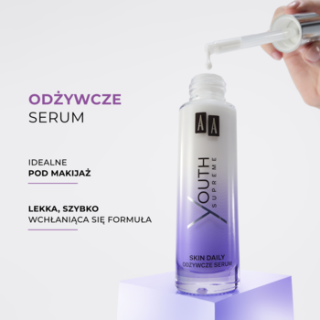 AA Youth Supreme Skin Daily Odżywcze Serum w białej butelce z fioletowym gradientem, z pipety spływa kropla. Idealne pod makijaż.