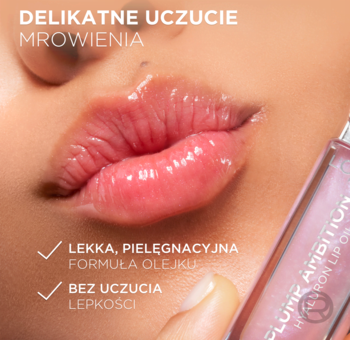 Zbliżenie na lśniące, pełne, różowe usta z olejkiem L'Oréal Paris Plump Ambition, butelka w dłoni.