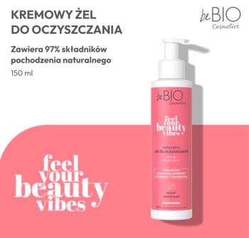 Różowo-biała butelka beBIO Kremowy żel do oczyszczania z pompką, widok z przodu, na pastelowym tle.
