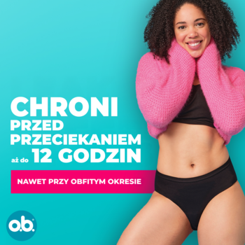 Uśmiechnięta kobieta w majtkach menstruacyjnych o.b.® na turkusowym tle. Ochrona przed przeciekaniem do 12h.