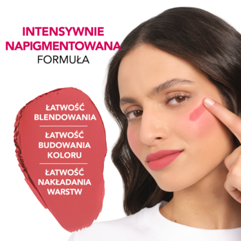 Kobieta aplikuje róż-pomadkę Bourjois Macaron Melt Honey Nougat na policzek; obok swatch. Kremowa, łatwo blendująca się formuła.