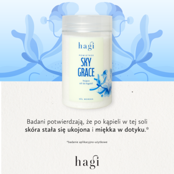 Biały słoik kojącej soli do kąpieli Hagi Sky Grace z niebieskim wzorem, widok z przodu na jasnym tle.