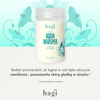 Nawilżająca sól do kąpieli Hagi Aqua Whisper w białym słoiku, widok na etykietę i tło z turkusowymi wzorami kwiatowymi.