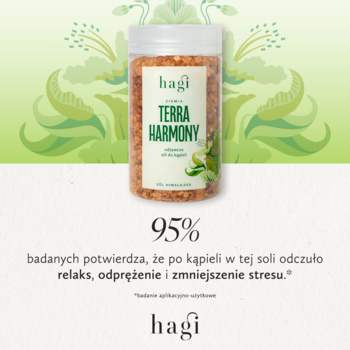Hagi Terra Harmony sól do kąpieli, relaksująca pomarańczowa sól himalajska w słoiku na zielonym tle.