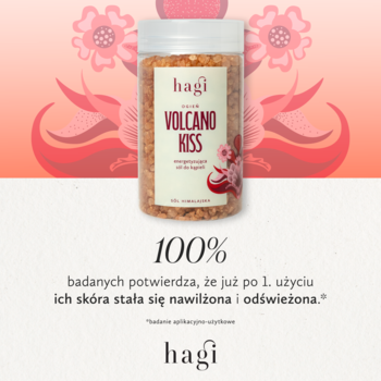 Sól do kąpieli Hagi Volcano Kiss w przezroczystym słoiku, bursztynowe kryształki, widok z przodu, różowe tło. Działa nawilżająco.