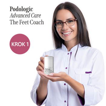 Kobieta w kitlu z uśmiechem prezentuje Podologic Advanced Care Kwasowy Peeling do Stóp Mikrozłuszczający Roll-On KROK 1.