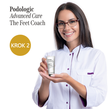 Kobieta w okularach prezentuje krem regenerujący do stóp Nivelazione Podologic Advanced Care KROK 2, na suche zrogowacenia.