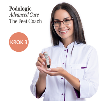 Uśmiechnięta kobieta w białym fartuchu z zmiękczającą maścią Podologic Advanced Care Krok 3 na odciski.