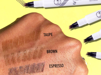 J.Cat Beauty Pisak do brwi: swatche odcieni Taupe, Brown, Espresso na dłoni, z widoczną precyzyjną końcówką.