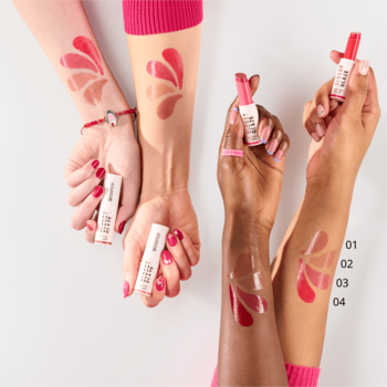 Swatche błyszczących pomadek Essence Glossy Glaze 01-04 na czterech odcieniach skóry ramion, z tubkami w dłoniach.