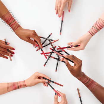 Wiele rąk testuje wodoodporne konturówki Essence 8h Matte Comfort: nude, czerwień, brąz. Swatche na skórze.