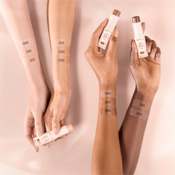 Rozświetlający podkład Catrice Soft Glam Filter w sztyfcie, swatche odcieni 005-050 na jasnej i ciemnej skórze.