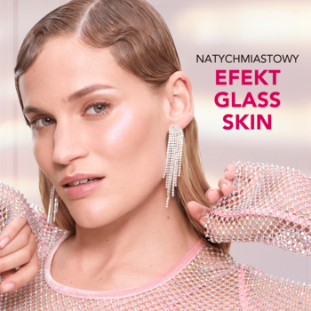 Modelka z promienną cerą glass skin, używająca rozświetlacza Bourjois Pretty Glassy w sztyfcie. Tekst: "EFEKT GLASS SKIN".