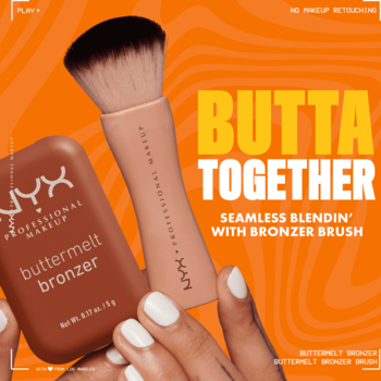NYX Buttermelt bronzer w brązowym kompakcie i pędzel do blendowania, trzymane w dłoni na pomarańczowym tle.