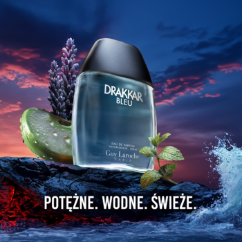 Woda perfumowana Guy Laroche Drakkar Bleu, butelka na skale. Otoczona jabłkiem, miętą, lawendą i falą, symbolizując wodną świeżość.