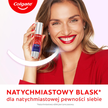 Uśmiechnięta kobieta w czerwonej marynarce trzyma Colgate Max White Purple Serum, fioletowe serum wybielające do zębów.