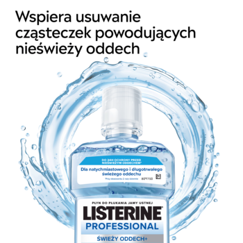 Niebieska butelka płynu Listerine Professional Świeży Oddech+, otoczona świeżym rozpryskiem wody na białym tle.