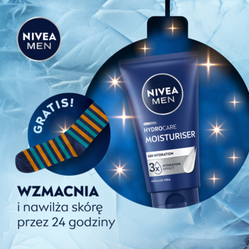 Nivea Men Hydrocare Moisturiser w niebieskiej tubie z gratisowymi, pasiastymi skarpetkami. Obraz na błyszczącym, niebieskim tle.