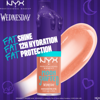 NYX Wednesday Moon Shifted, fioletowy olejek do ust z napisem FAT SHINE, obok pomarańczowa, błyszcząca smuga.