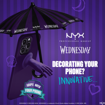 Parasol NYX Professional Makeup Wednesday: fioletowo-czarny, z ręką Thinga, doczepiony do smartfona, na fioletowym tle.