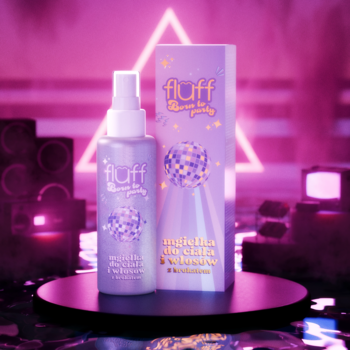 Fluff Born to Party, fioletowa mgiełka z brokatem do ciała i włosów, butelka i pudełko na neonowym tle.