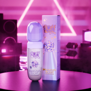 Fluff Born to Party błyszczyk z brokatem. Fioletowa butelka i pudełko z kulą disco, na neonowej scenie.