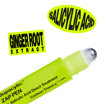 Zbliżenie na neon żółty Carbon Theory Supacylic Zap Pen na wypryski z kwasem salicylowym i imbirem, roller.