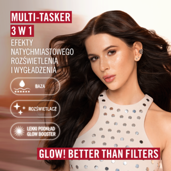 Kobieta z promienną skórą i tekstem o Rimmel Multi-Tasker 3w1: baza, rozświetlacz, podkład glow booster.