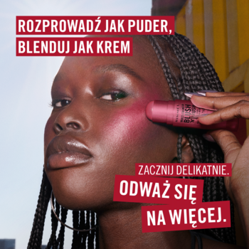 Kobieta nakłada róż Rimmel Multi Tasker Blush’N’Brush w sztyfcie, tekst: 'ROZPROWADŹ JAK PUDER, BLENDUJ JAK KREM'.