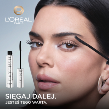 Kendall Jenner aplikuje tusz do rzęs L'Oréal Paris Extensionist, patrząc na wprost. Widoczne dwa opakowania produktu.