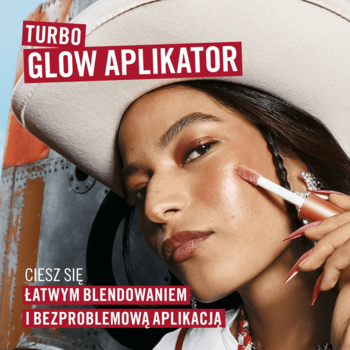 Modelka nakłada rozświetlacz Rimmel Multi Tasker Turbocharged Glow dla perłowego glow, widoczny tekst Turbo Glow Aplikator.