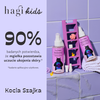 Hagi Kids Kocia Szajka mgiełka do ciała, fioletowa butelka z kotem na tle łazienki, 90% ukojenia skóry.