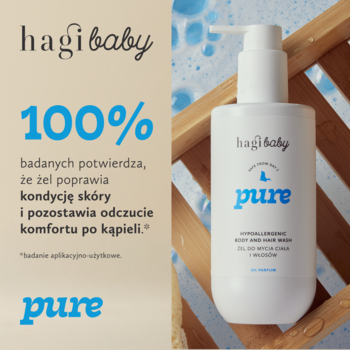 Biała butelka Hagi Baby Pure, żel do mycia ciała i włosów dla dzieci, na drewnianej półce łazienkowej.