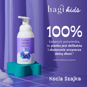 Biała pianka Hagi Kids x Kocia Szajka szalona śliwka, butelka z pompką na fioletowo-turkusowym tle.