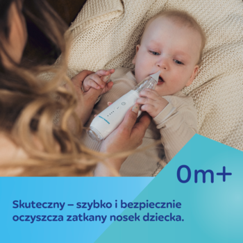 Canpol Babies EasyNatural elektryczny aspirator do nosa 0m+ używany przez dorosłego przy buzi leżącego niemowlęcia.