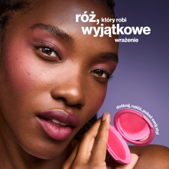 Kobieta z makijażem Max Factor Pop Art blush. Widoczny fuksjowy róż w otwartym kompakcie, kremowo-pudrowy mat.