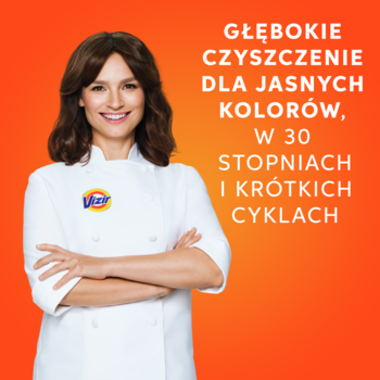 Uśmiechnięta kobieta w uniformie Vizir na pomarańczowym tle. Tekst: "Głębokie czyszczenie dla jasnych kolorów, 30 stopni, krótkie cykle".