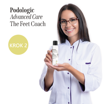 Kobieta trzyma dezodorant do stóp Podologic Advanced Care Krok 2 z prebiotykiem, na białym tle z napisem.