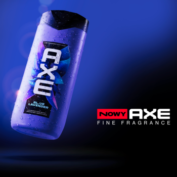 Żel pod prysznic Axe Fine Fragrance Blue Lavender, fioletowa butelka z logo, mokra, na gradientowym tle.